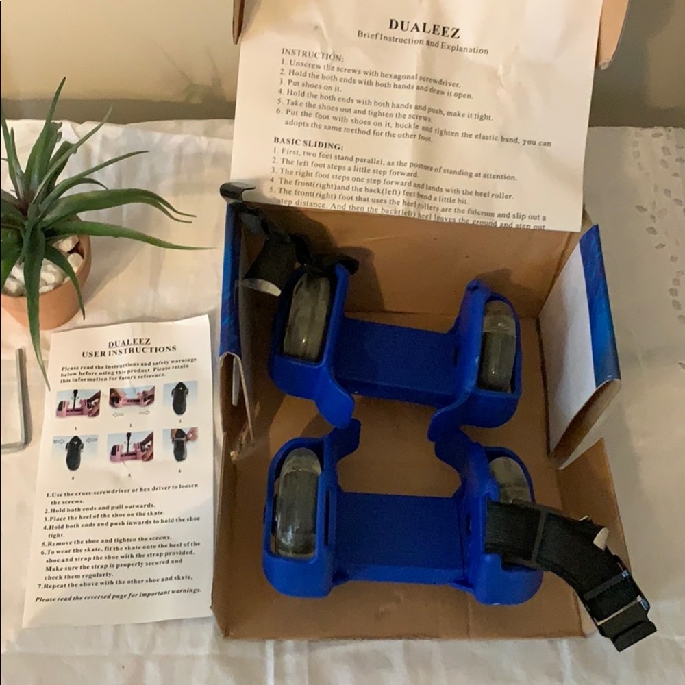 DZ dualeez strap-on action skates w/lighted wheels